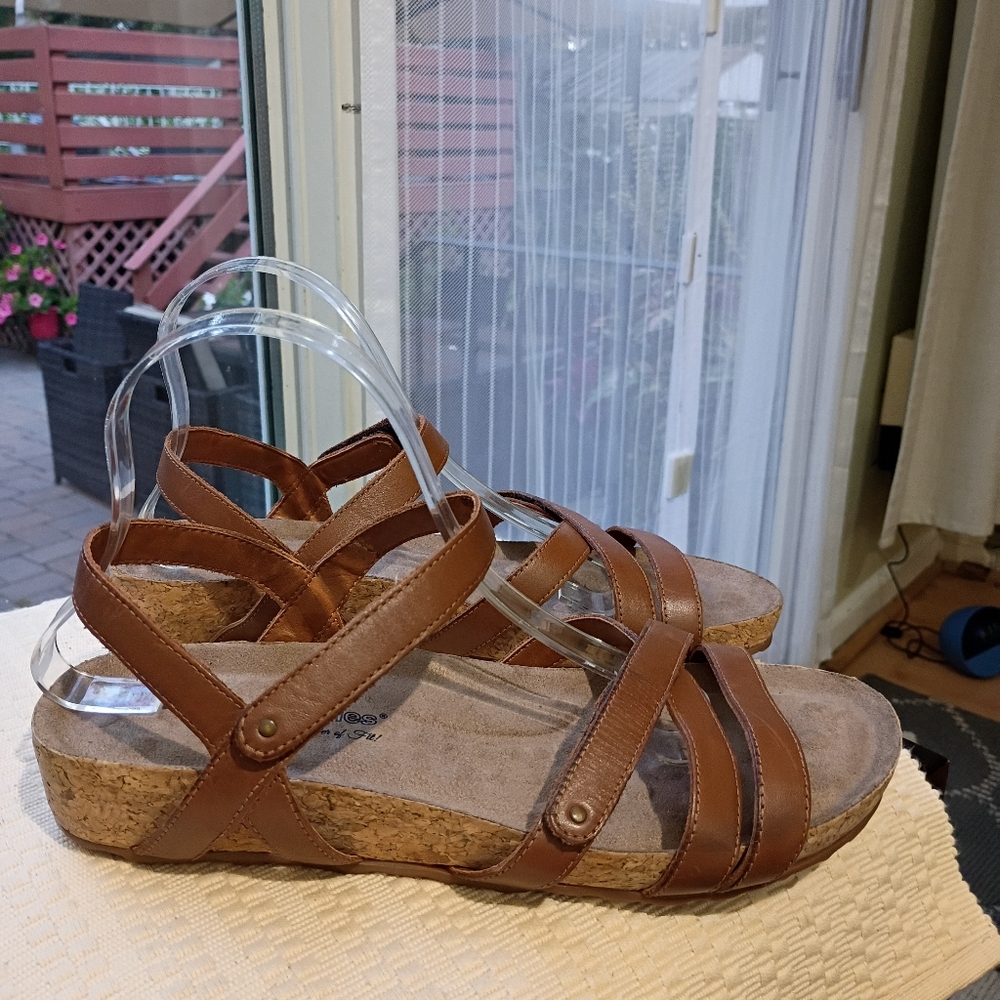 NWT.Walking Cradles Tan Sandals for Women.Made In Brazil - Picture 3 of 8